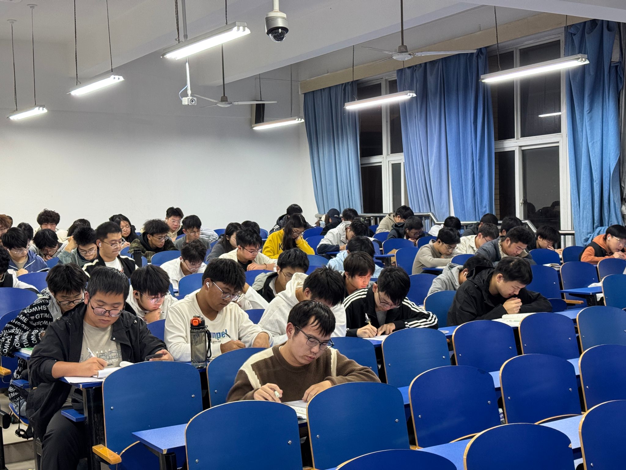 “在学习中沉静，在书香中陶醉”色情影片
积极开展2025级晚自习